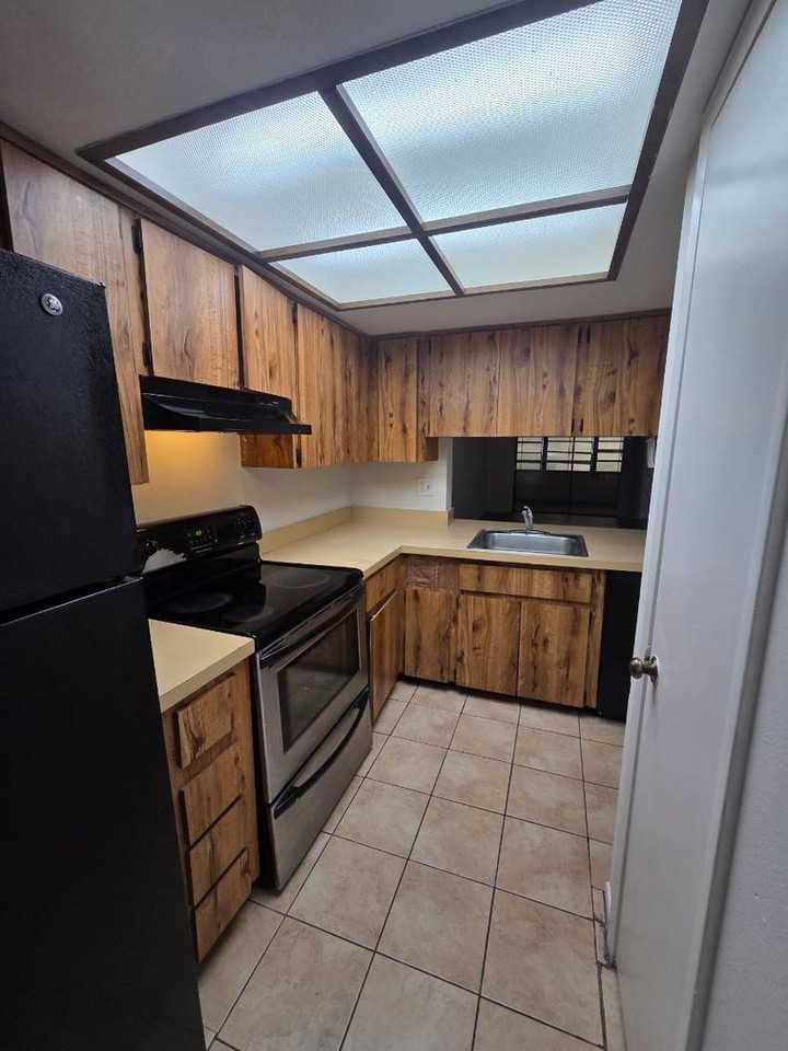 7802 Niagara Ave - Photo 6 of 27