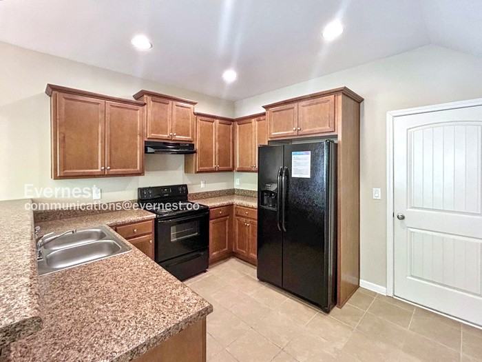 535 Broughton Dr - Photo 3 of 33