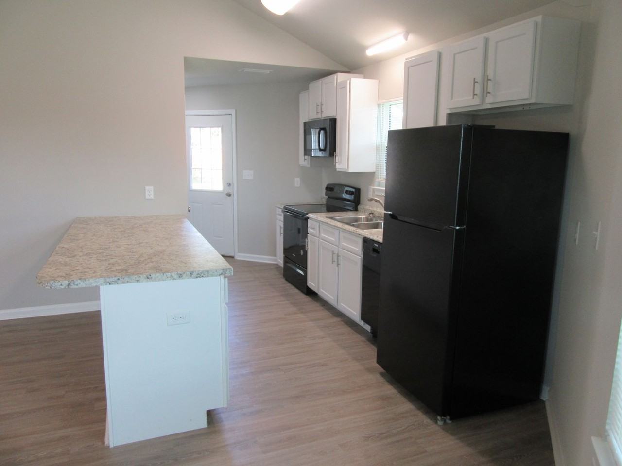1300 Grace Ave Apt D - Photo 2 of 15