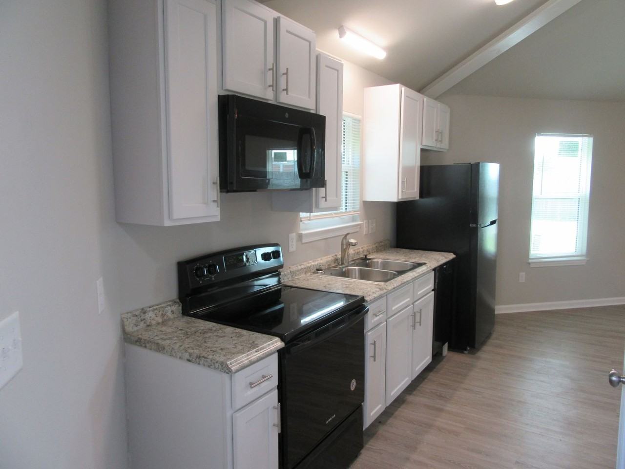 1300 Grace Ave Apt D - Photo 4 of 15
