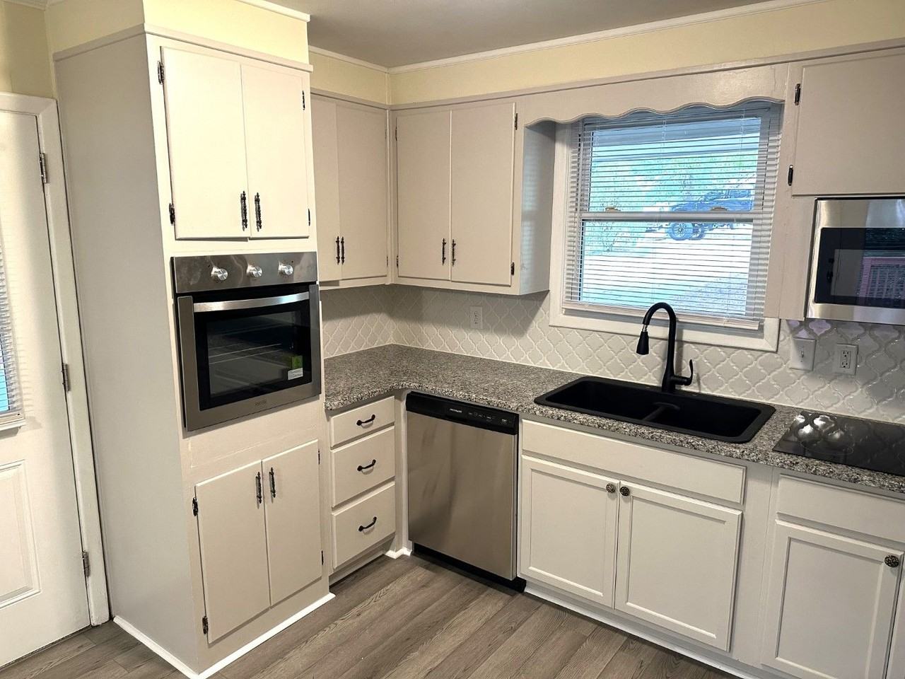 31 Elaine Dr - Photo 3 of 25