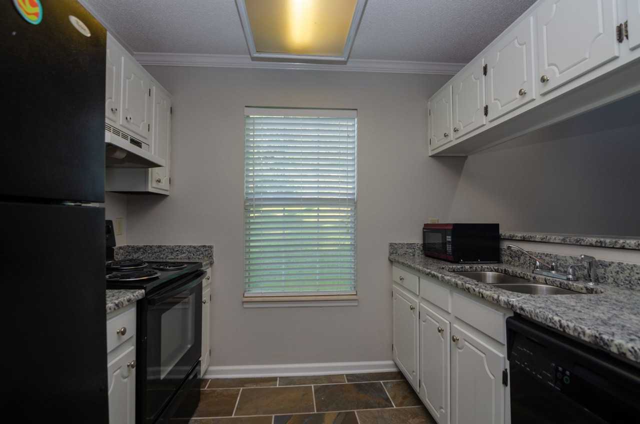 313 Yorkshire Cir - Photo 5 of 14