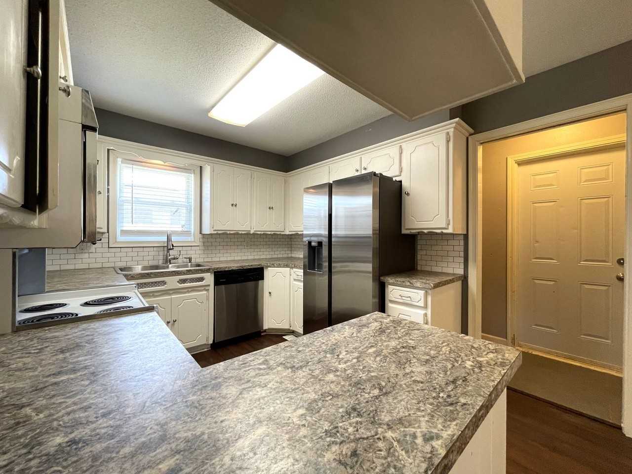 6317 North Warren Avenue - Photo 6 of 26