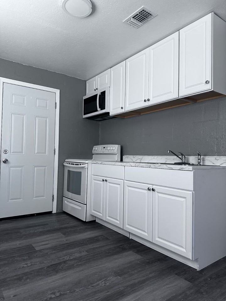 307 Sw 3rd Ter - Photo 3 of 8