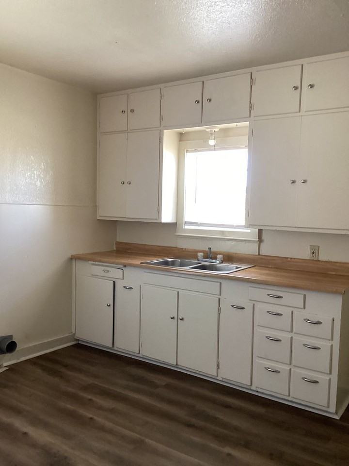 523 West 14th Street - Photo 5 of 14