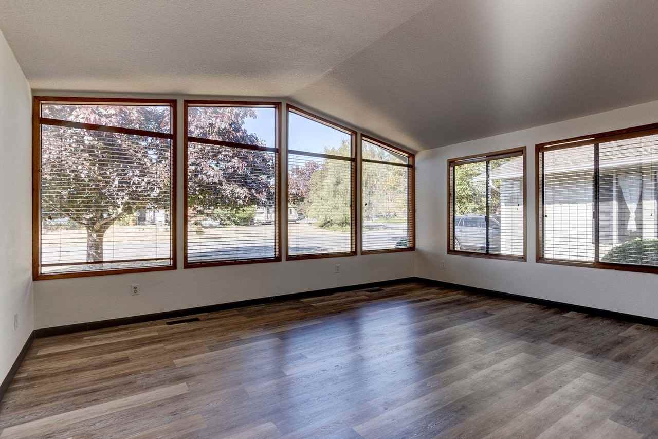 537 Nw Columbia Dr - Photo 3 of 28