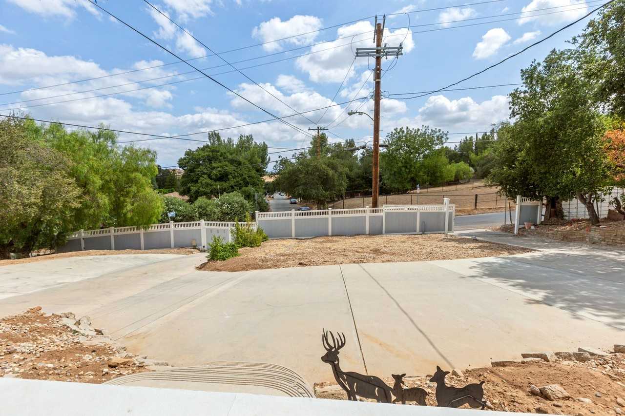 8495 Valley Flores Dr - Photo 3 of 30