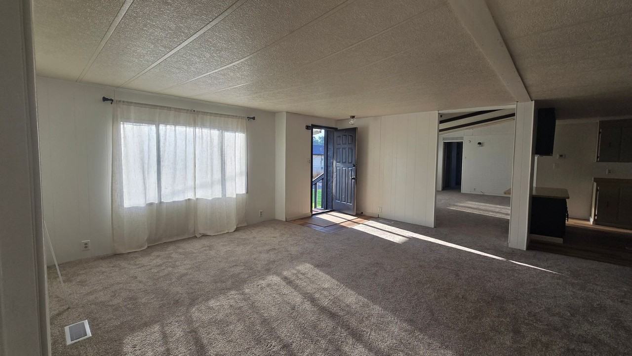 1447 Maple St - Photo 2 of 23