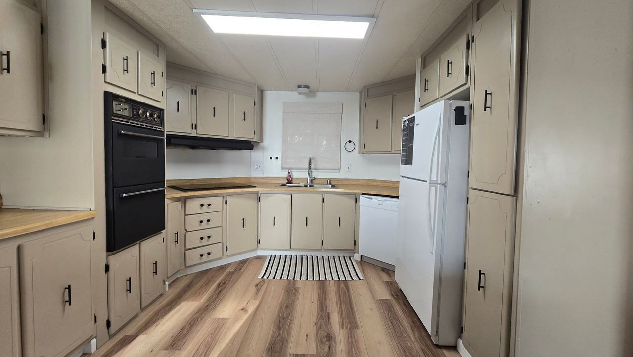 1447 Maple St - Photo 3 of 23