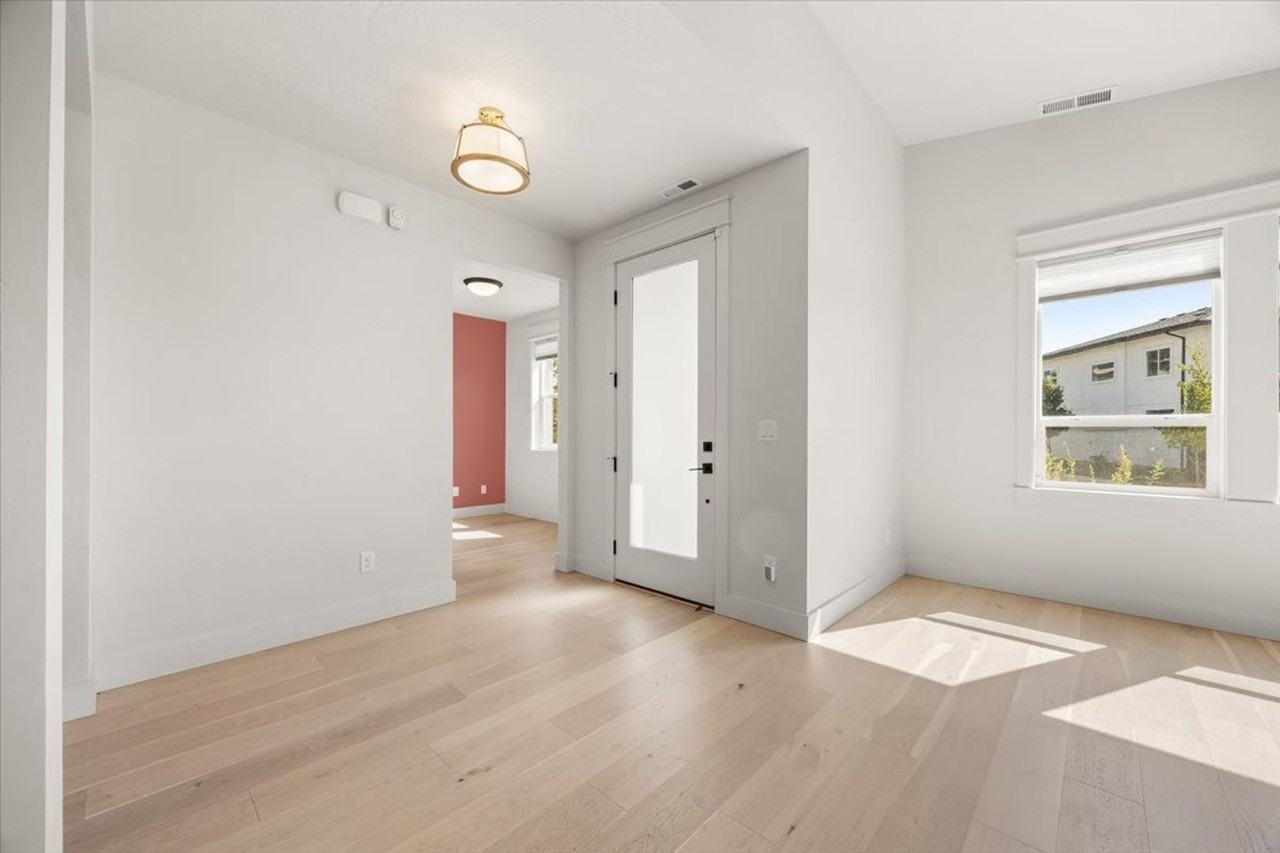 555 S Proctor Ln - Photo 6 of 31