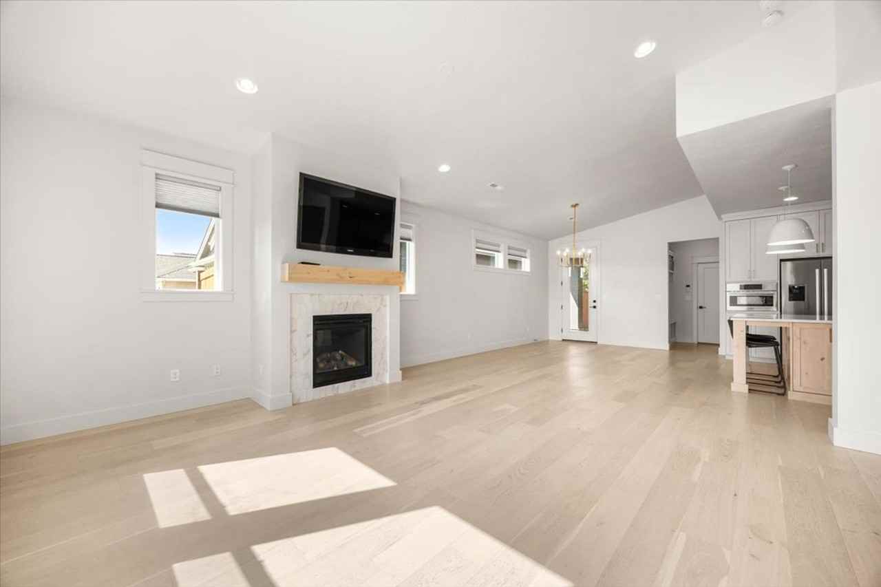 555 S Proctor Ln - Photo 7 of 31