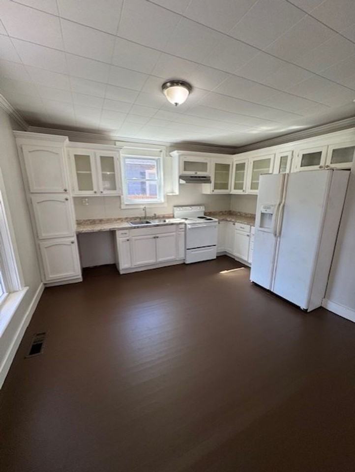 136 Home St - Photo 3 of 10