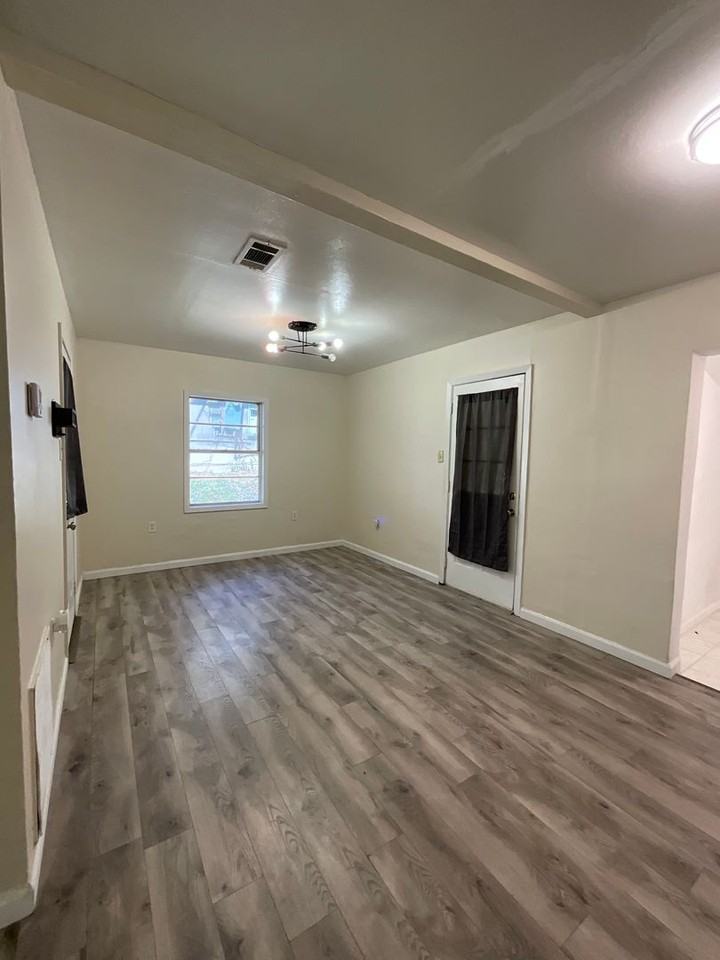 1314 Oak Dr - Photo 4 of 19