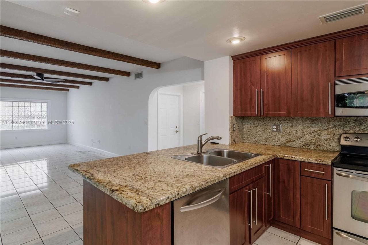 4670 Sw 154th Pl - Photo 2 of 24