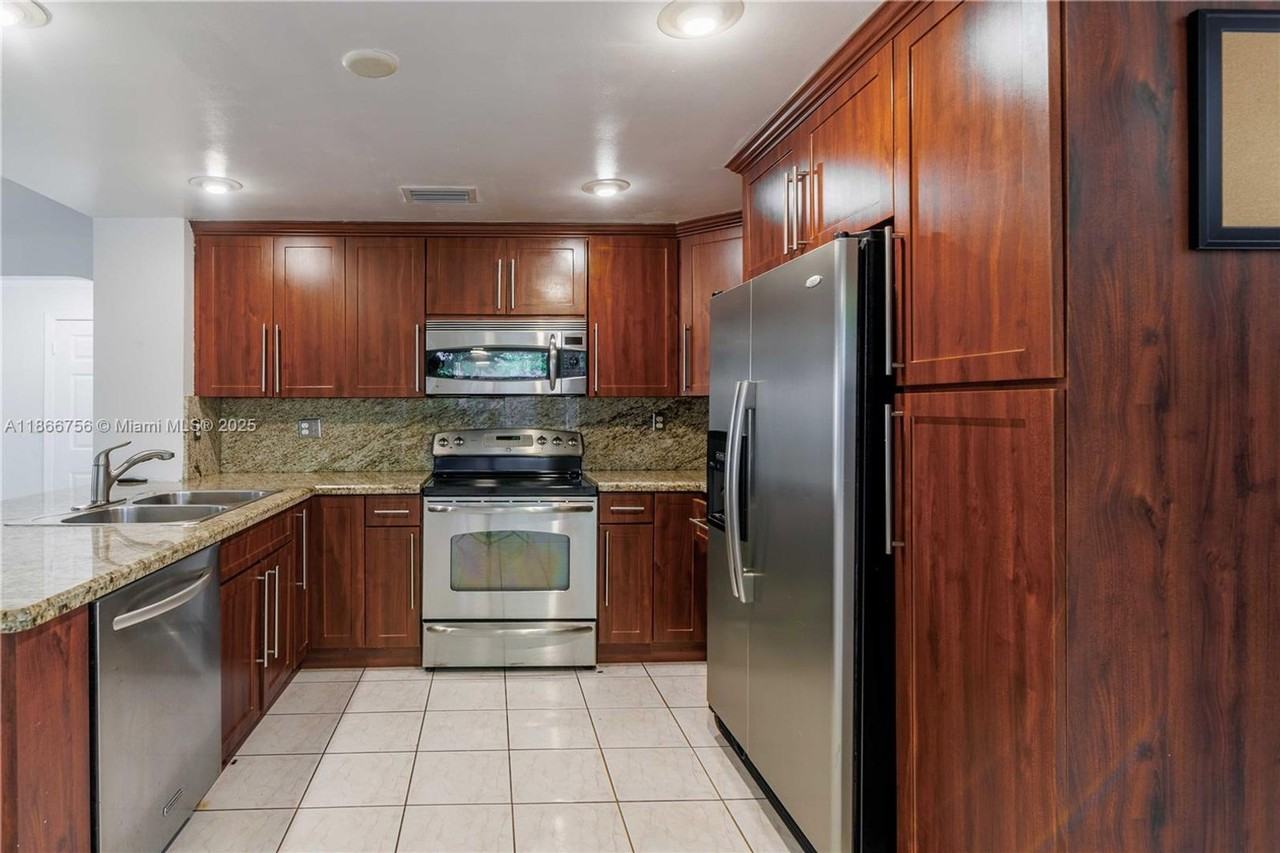 4670 Sw 154th Pl - Photo 3 of 24