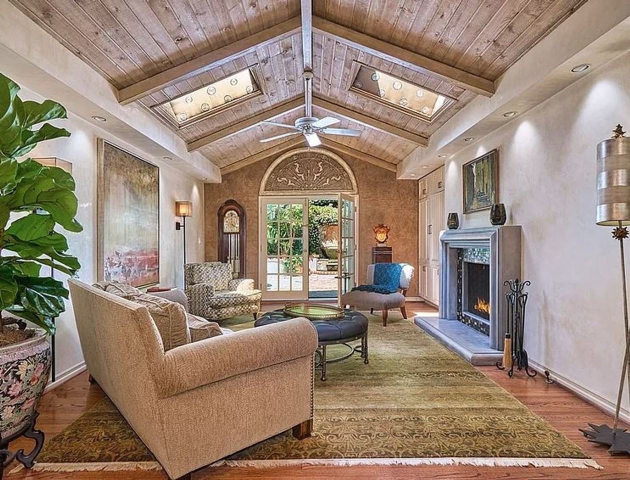 2229 S Beverly Dr - Photo 2 of 20