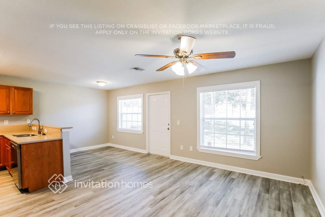 140 Carol Susan Ln - Photo 5 of 18