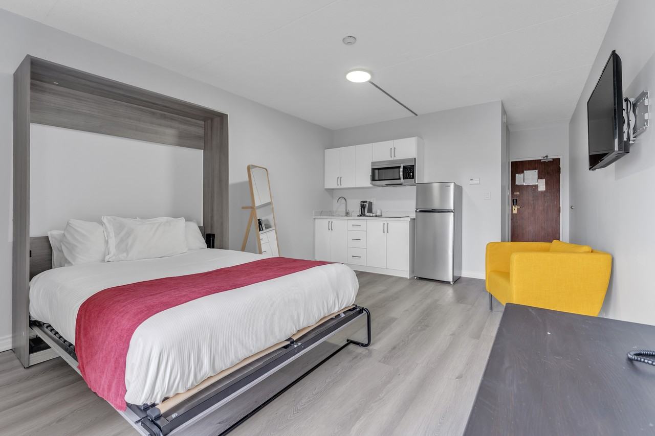 Kingston Crest Residence - Photo 3 of 34