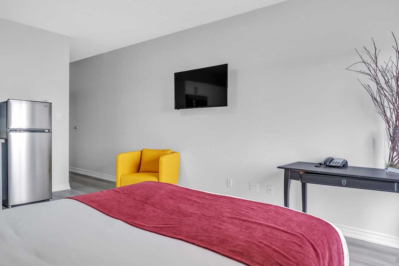 Kingston Crest Residence - Photo 4 of 34