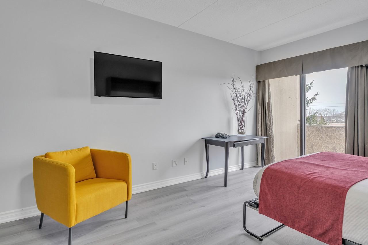 Kingston Crest Residence - Photo 7 of 34