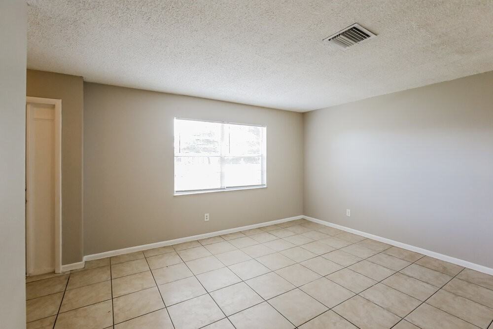 613 Se Starfish Ave - Photo 5 of 16