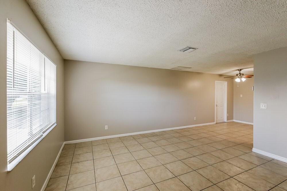 613 Se Starfish Ave - Photo 6 of 16