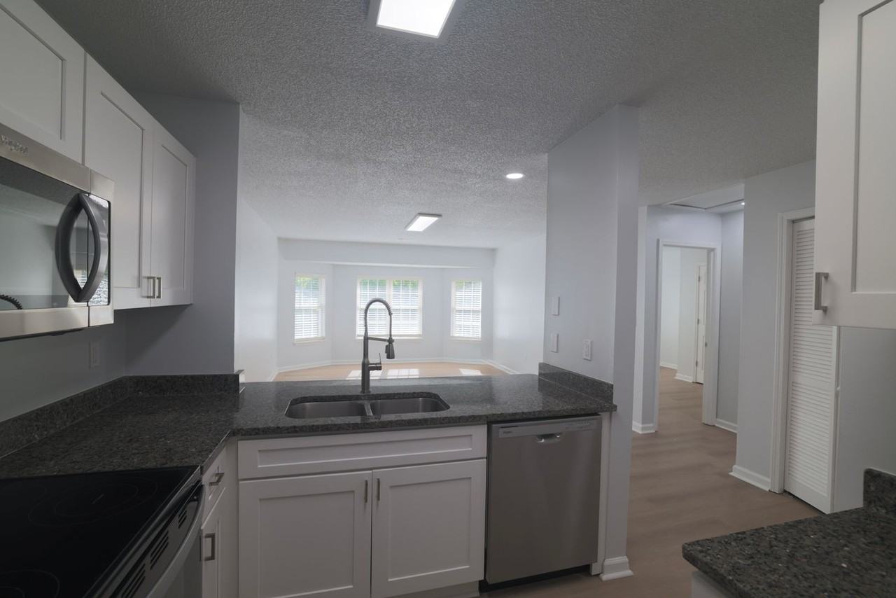 4 bed/4 bath Off - Photo 5 of 31