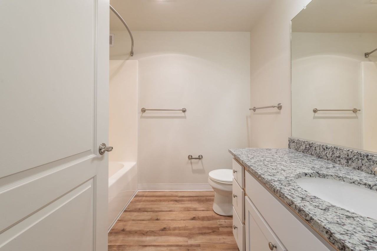 303 Ne 16th Ave #202 - Photo 4 of 11