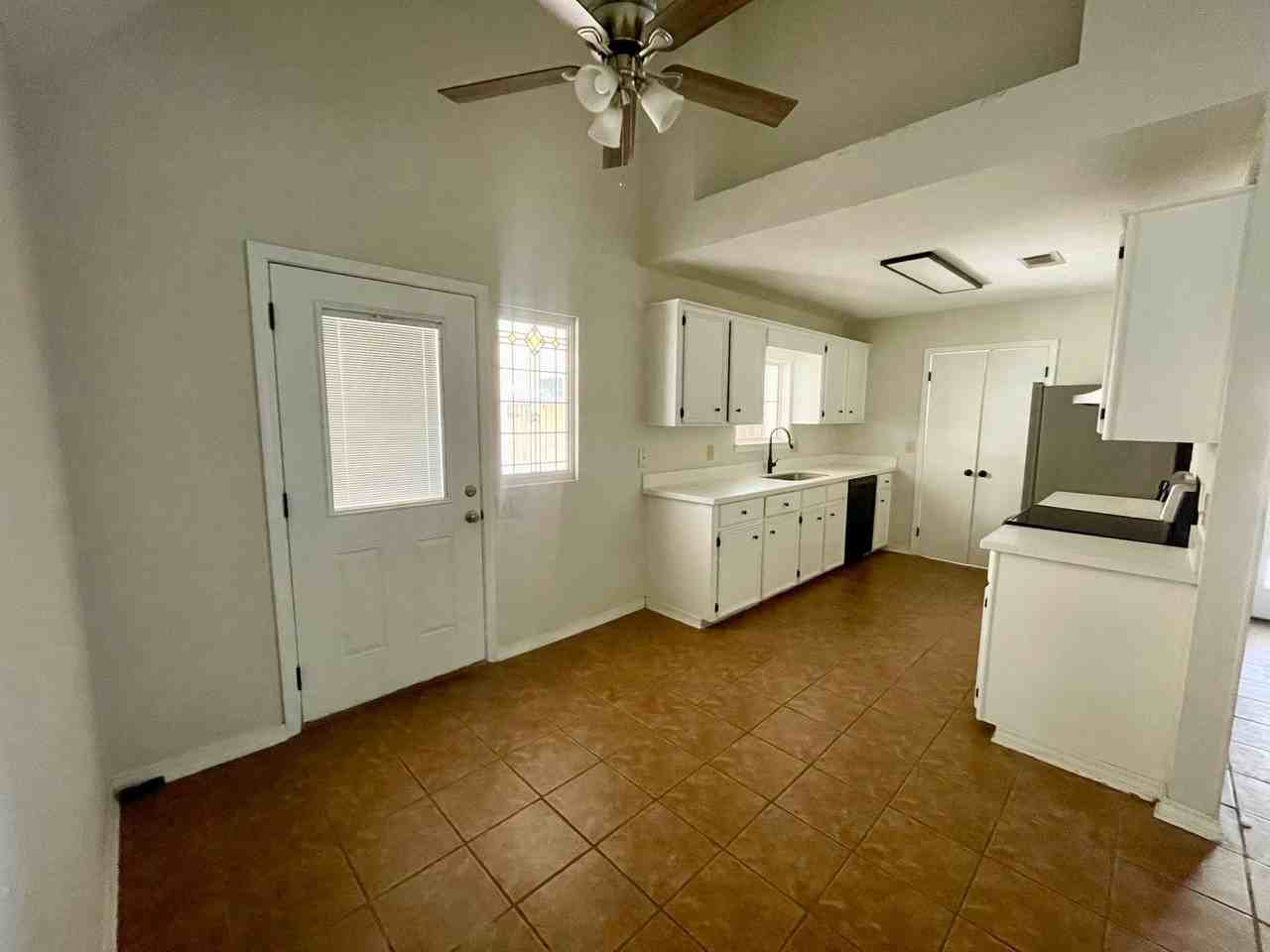 526 Olympic Dr - Photo 3 of 12