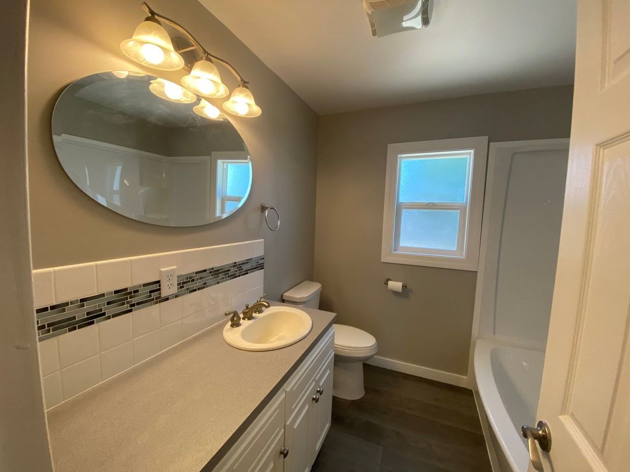 1272 Nw Markuson Dr - Photo 3 of 31