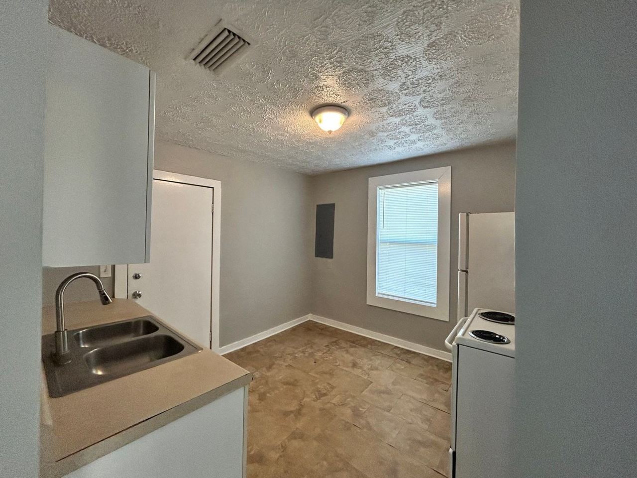 3516 Phyllis St - Photo 3 of 8