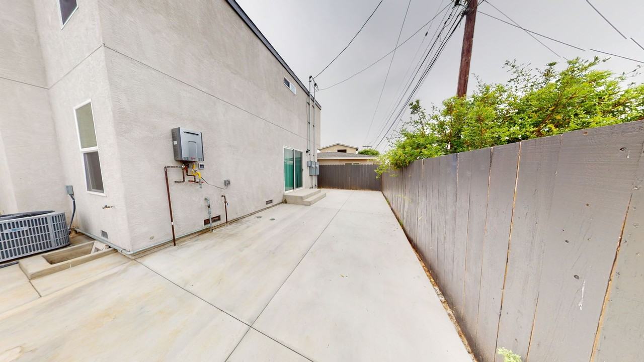 4837 63rd St - Photo 4 of 21