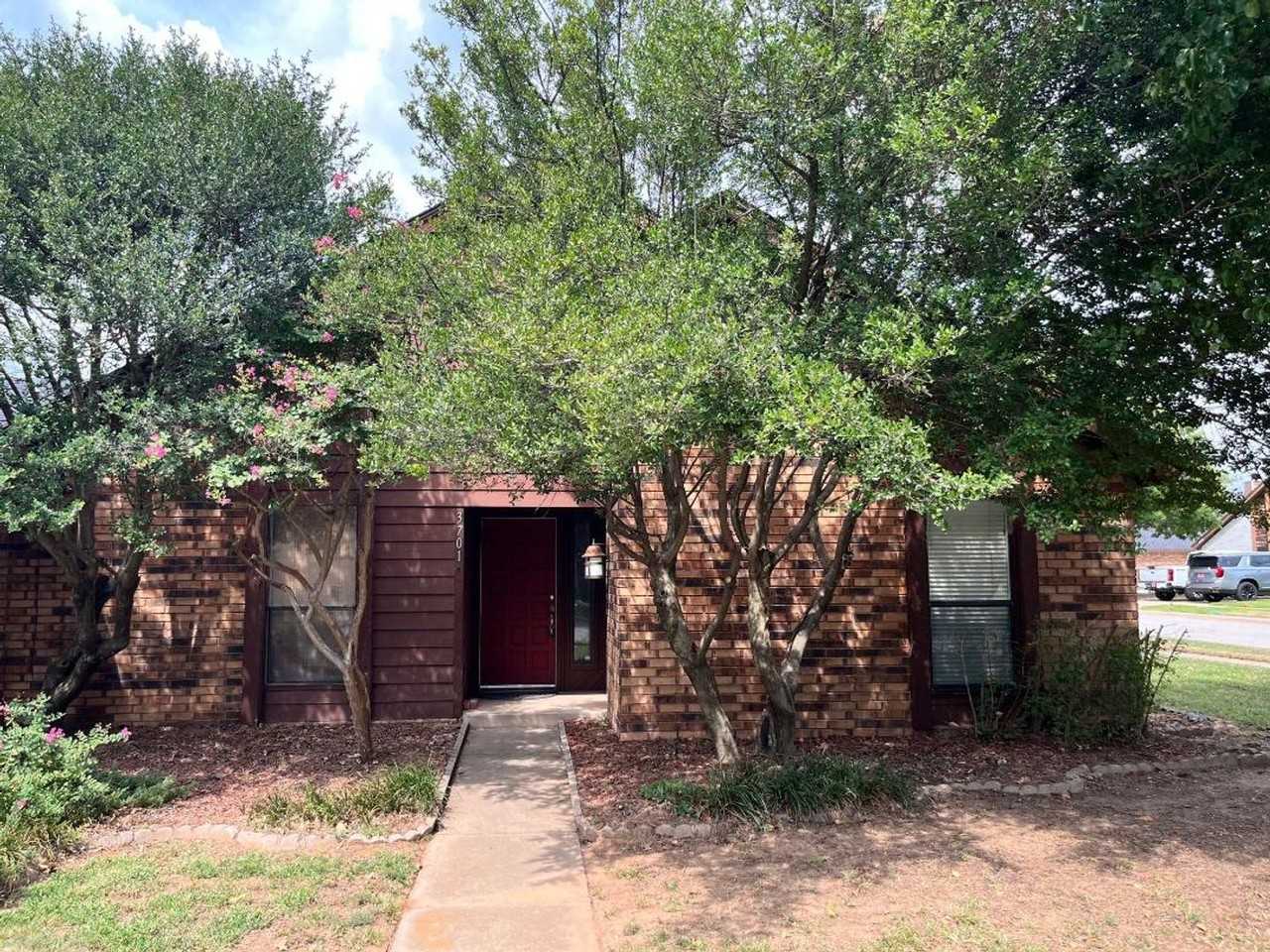 3701 River Oaks Dr - Photo 2 of 10