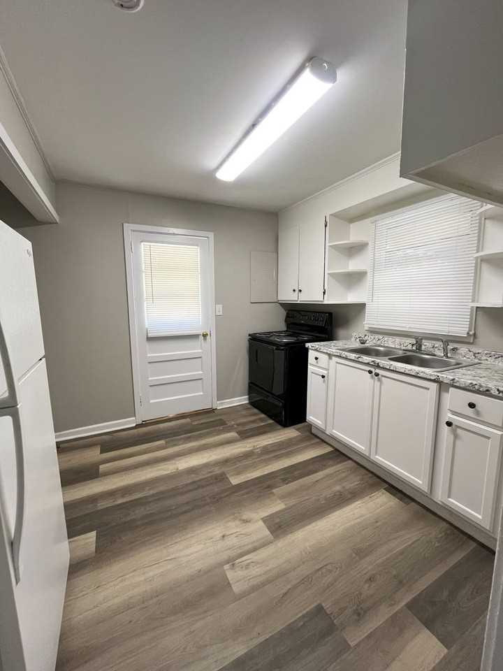 739 E Jane St - Photo 2 of 10