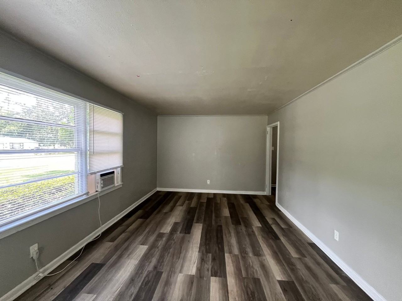 739 E Jane St - Photo 3 of 10