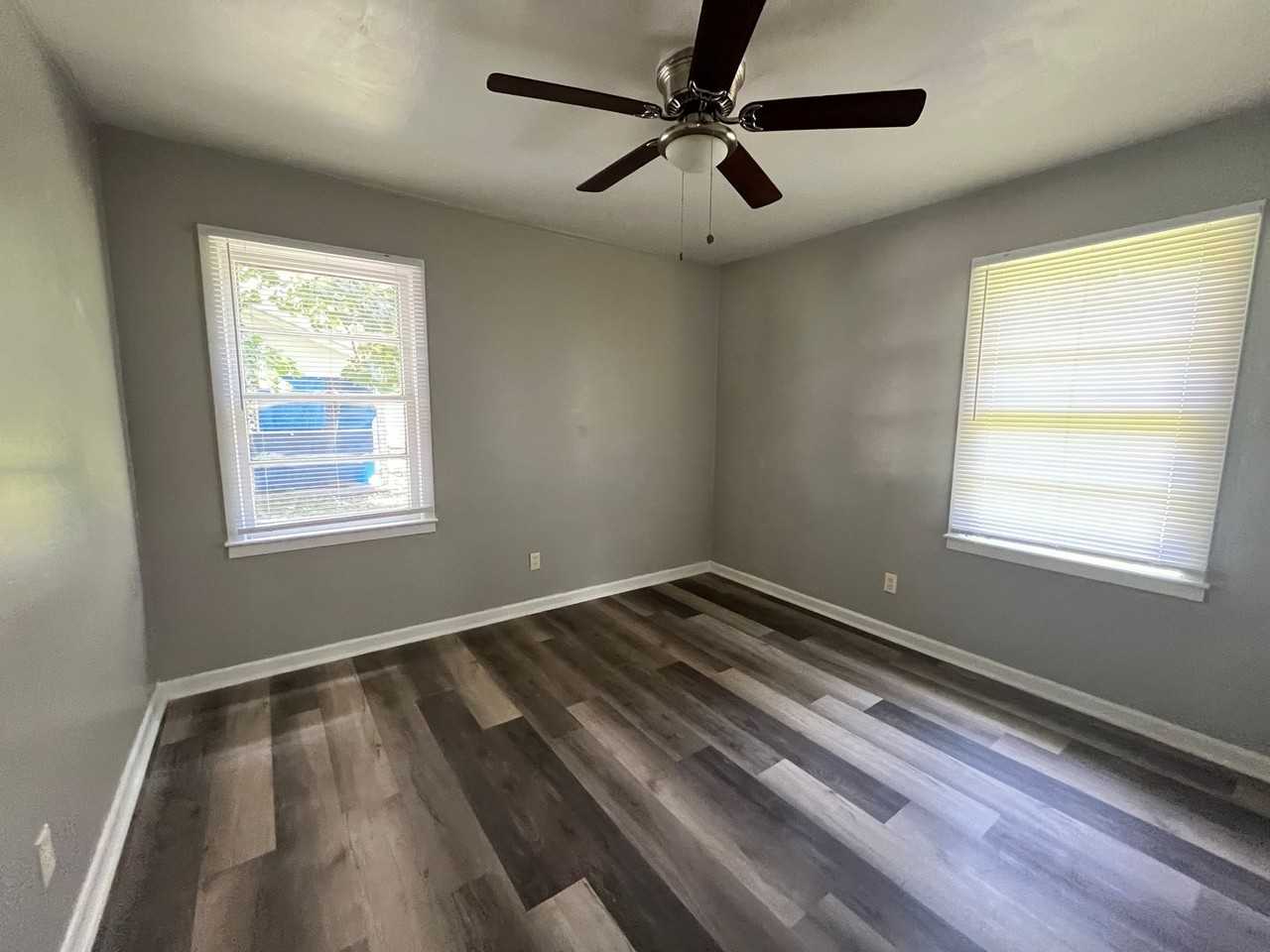 739 E Jane St - Photo 4 of 10