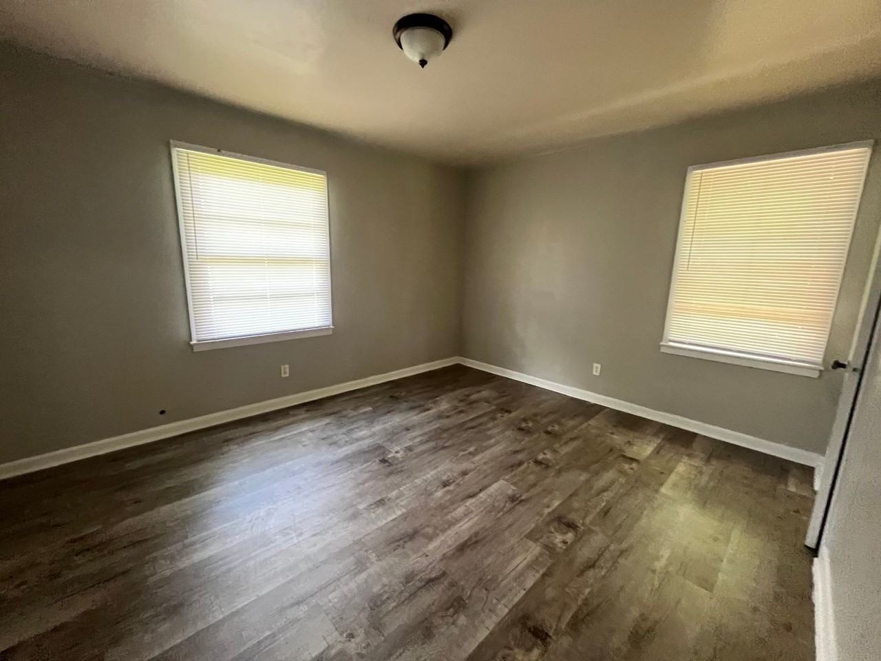 739 E Jane St - Photo 5 of 10