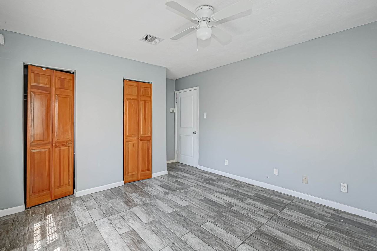 4821 Alvin St - Photo 4 of 10