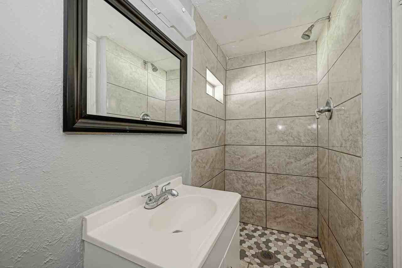 4821 Alvin St - Photo 7 of 10