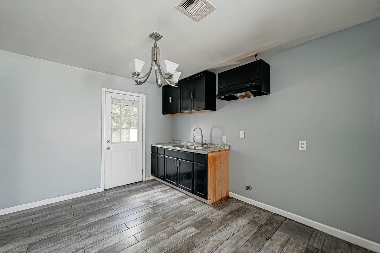 4821 Alvin St - Photo 6 of 10