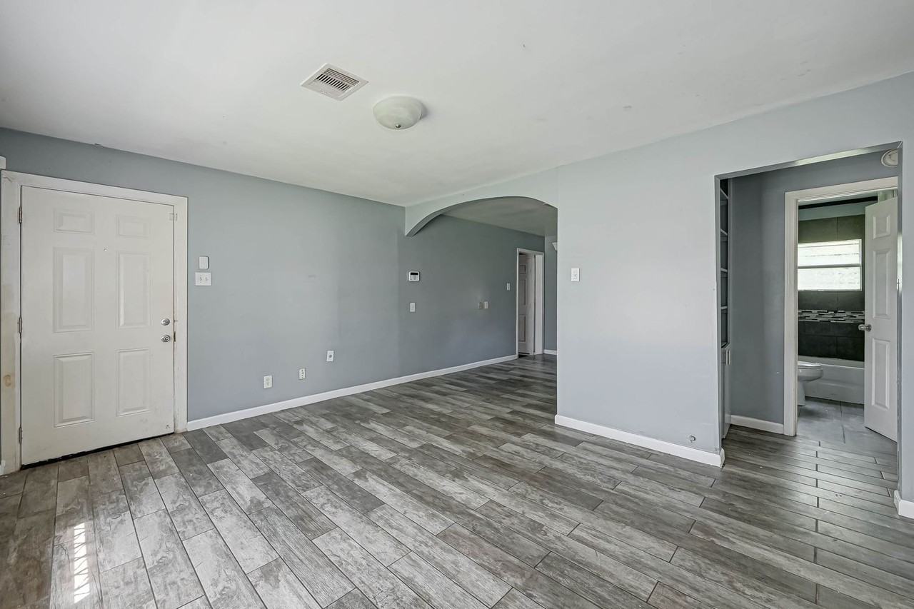 4821 Alvin St - Photo 3 of 10