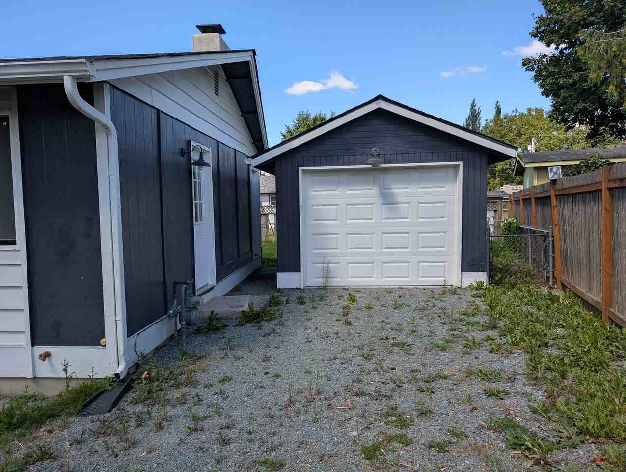1318 Railroad Ave - Photo 2 of 13