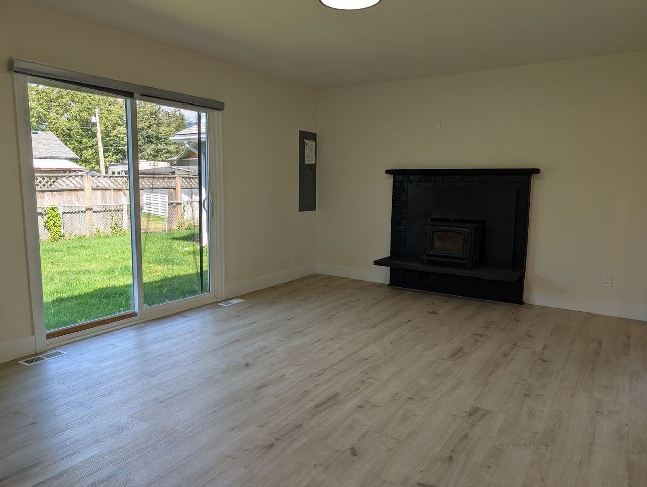 1318 Railroad Ave - Photo 3 of 13