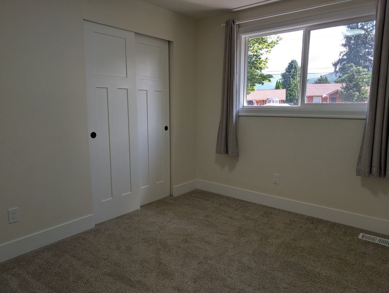 1318 Railroad Ave - Photo 5 of 13