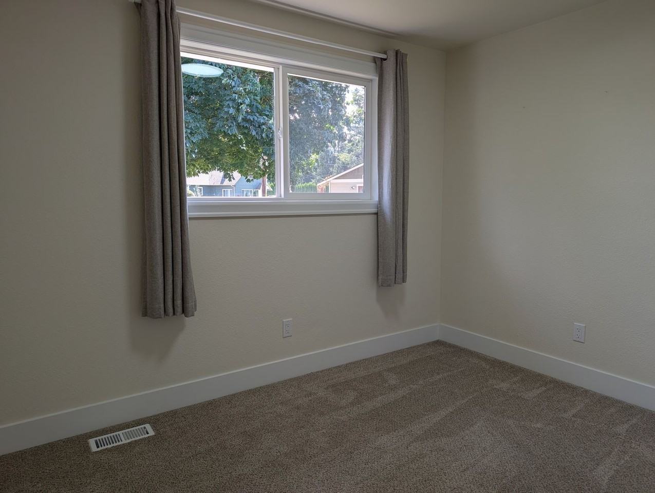 1318 Railroad Ave - Photo 6 of 13