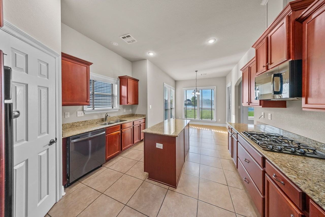 6107 Waterford Ln - Photo 3 of 15