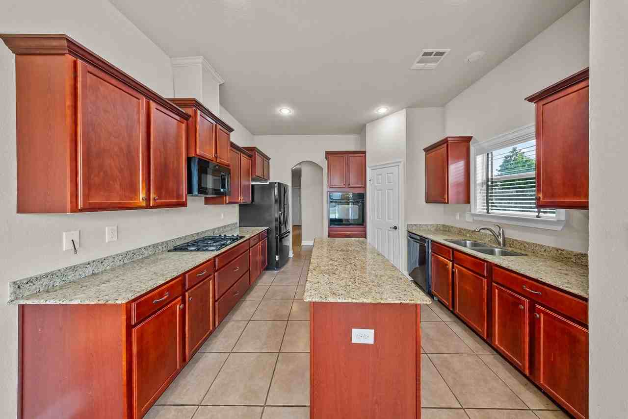 6107 Waterford Ln - Photo 6 of 16