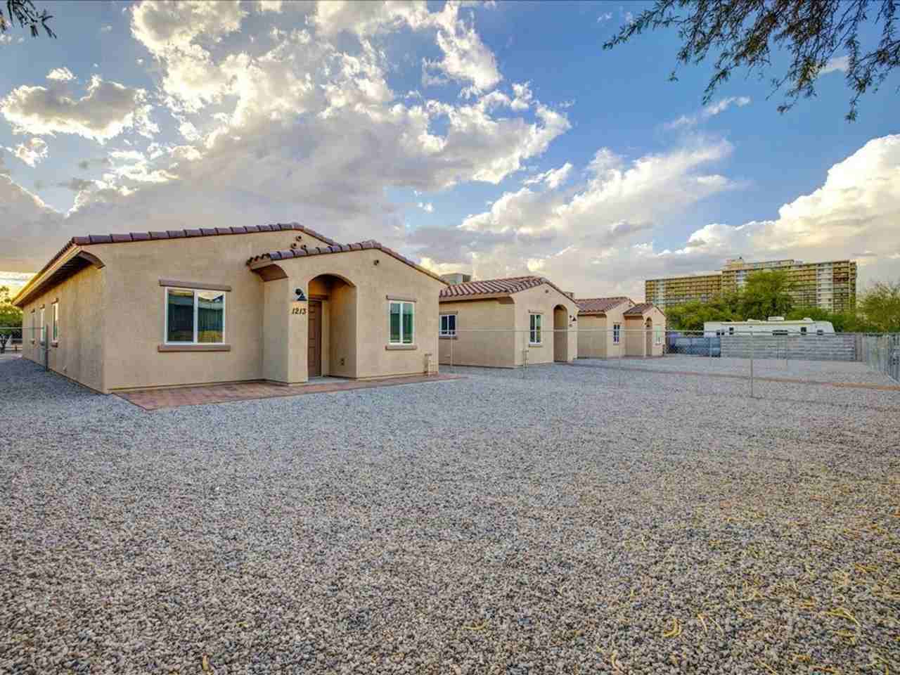 1213 N Acuna Ave - Photo 3 of 19