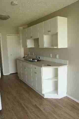 5218 61 Ave - Photo 3 of 10