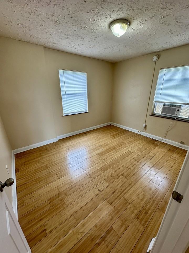 913 913 - Photo 2 of 7